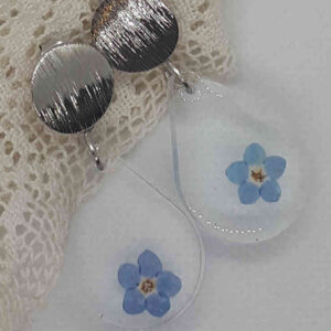Elegante, schlichte Ohrringe mit echten Vergissmeinicht Blüten