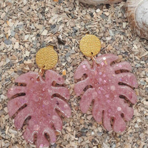 Ohrringe in Form ovn Monstera-Blättern aus dunkel-rosa Epoxidharz mit Glitzer. Mit goldfarbenen Ohrsteckern.