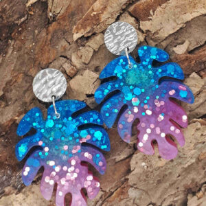 Ohrringe in modischem Monsterablatt-Design in kräftigen Farben. Blau in Violett verlaufend mit Glitzer; mit silbernen Ohrstecker