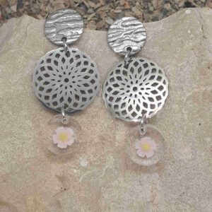 Ohrringe - Kombiniert aus Edelstahlohrstecker, silberfarbenem Metallornament und einem Epoxidharzanhänger mit eingegossener Kunstblume