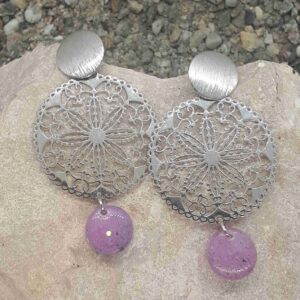 Ohrringe mit silberfarbenem Ohrstecker und feinem, romantischen Metallornament und einem kleinen lila Epoxidharz Anhänger.