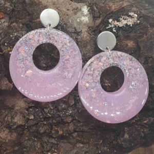 Große Creolen, eingefärbt in zart rosa mit hochreflektierenden Glitzerpartikeln. Ohrring mit silberfarbenen Edelstahl Ohrstecker.