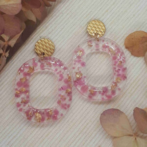 Ohrringe, abgerundete Creolenform, mit lichtdurchlässigen pinken Farbpunkten und Goldfolie