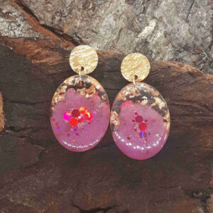 Ohrringe mit ovalem Anhänger aus Epoxidharz