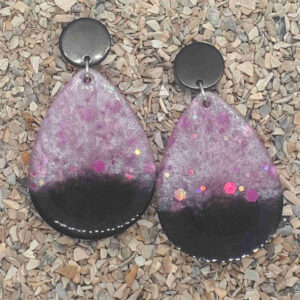 Große Tropfenform, schwarz mit rosa Farbverlauf und runden schwarzen Ohrsteckern