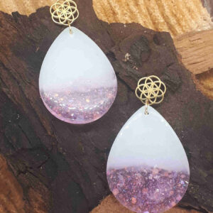 Ohrringe in Tropfenform mit femininem Farbspiel - rosa und weiß - und elegantem goldenfarbenem Ohrstecker in Form einer Lebensblume