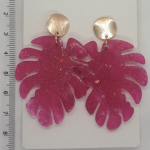 Ohrringe in leuchtendem Pink mit Glitzer - in Form von Monterablättern. Der Ohrringstecker dazu ist aus Messing in Goldoptik, rund, leicht gewellt mit gebürsteter Oberfläche