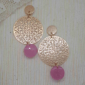 Ohrringe mit großen, feinen Metallornamenten und rosa Epoxidharzanhängern. Dazu passend runde, glänzende, goldfarbene Ohrringstecker