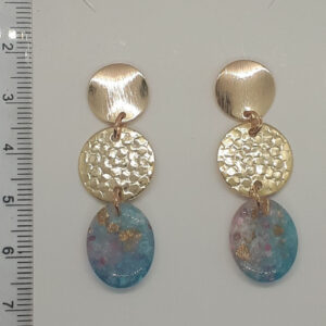 Ohrringe - goldfrabene Ohrringstecker kombiniert mit gehämmertem goldfarbenen Metallblättchen und ovalem Epoxidharzelement als Abluss mit Farbtupfer. Das Harz ist hier mit blau und rosa sowie Goldfolie eingefärbt.