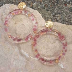 Große Creolen - feine Ringe aus Epoxidharz, rosa Glassteine und Goldfolie. Dazu passend runde goldfarbene Ohrringstecker