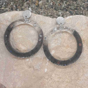 Große Creolen aus grau gefärbtem Epoxidharz mit feinem GLitzer und Silberfolie. Dazu passend silberfarbene, runde Ohrringstecker