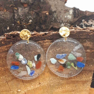 Ohrringe - Runde Anhänger mit feinen kleinen goldfabrenen Ohrringsteckern. In das klare Harz sind verschiedenfarbeige Halbedelsteine eingegossen