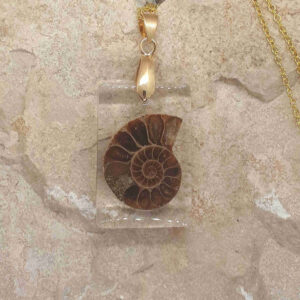 Eckiger Kettenanhänger mit eingegossenem Ammonit und goldfarbener Öse