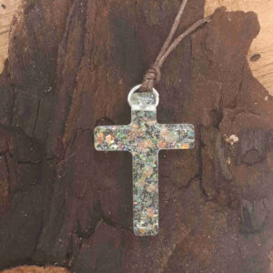 Anhänger - Kreuz aus Epoxidharz, eingefärbt in zartes Grün mit Glitzer und passend dazu eine braune, gewachste Kordel